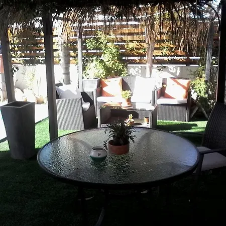 Long Beach Garden لارنكا