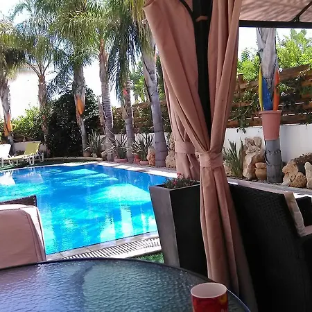 Long Beach Garden لارنكا