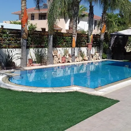 Long Beach Garden لارنكا